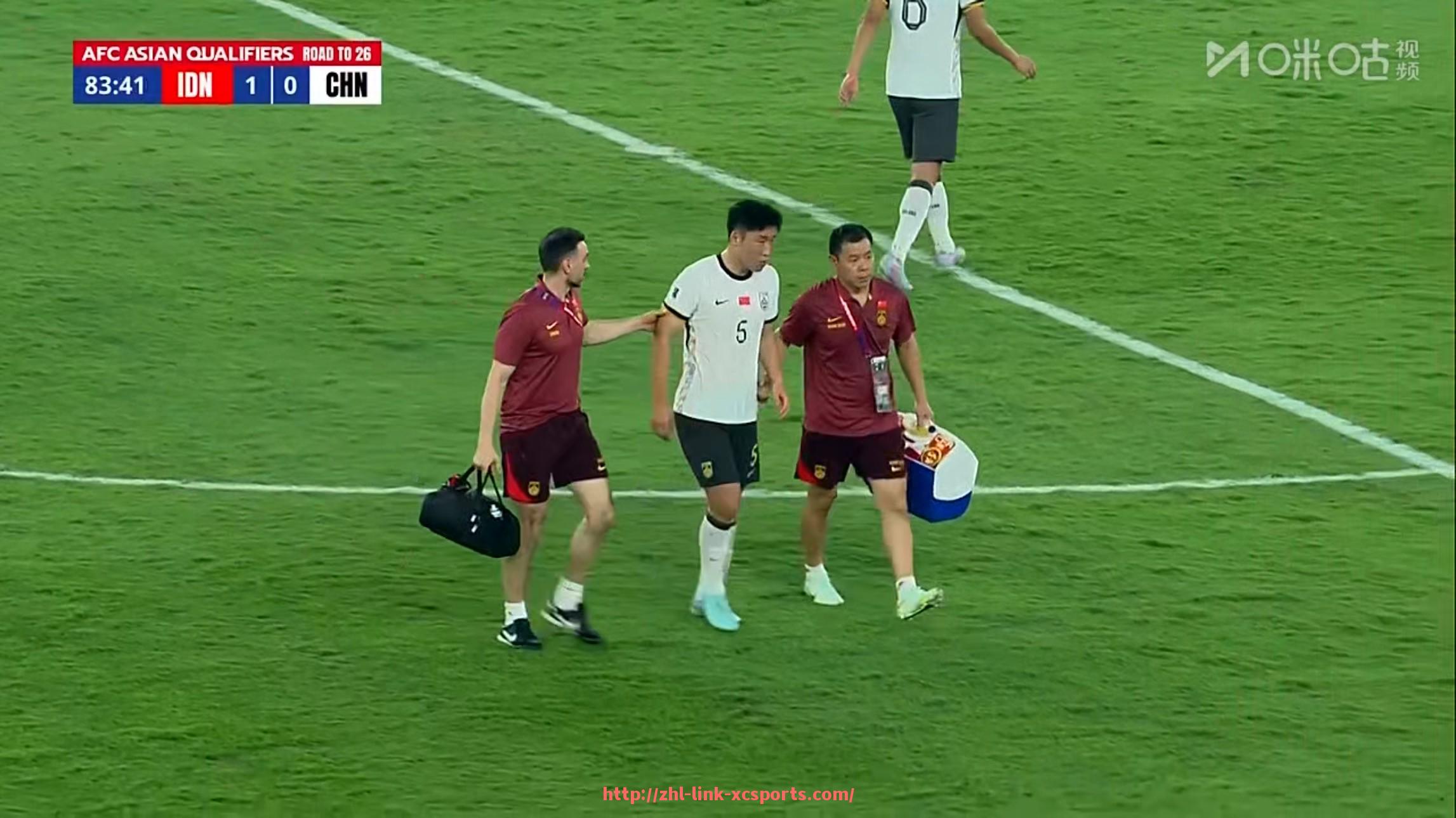 杏彩体育-英超球员炫富事件盘点及其社会反响